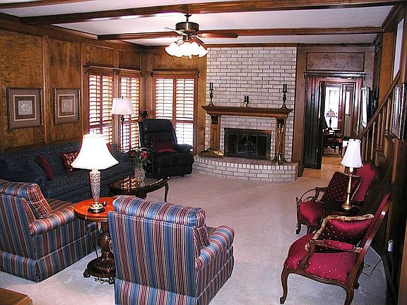 4th image of 2926 Redbud St