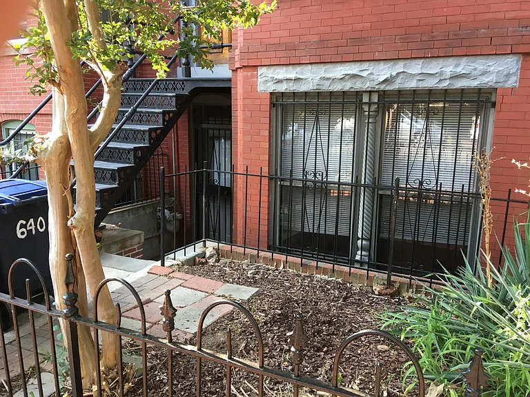 640 E St NE #B — Photo 2