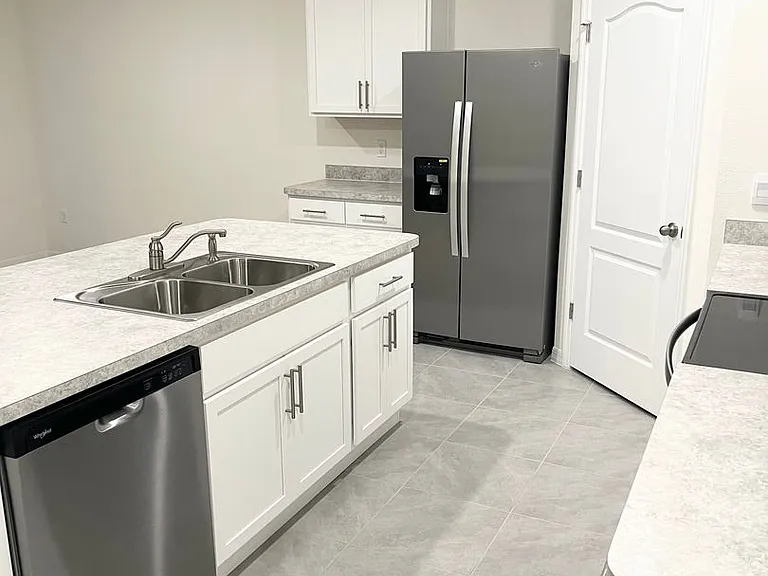 709 Versailles Ln — Photo 3