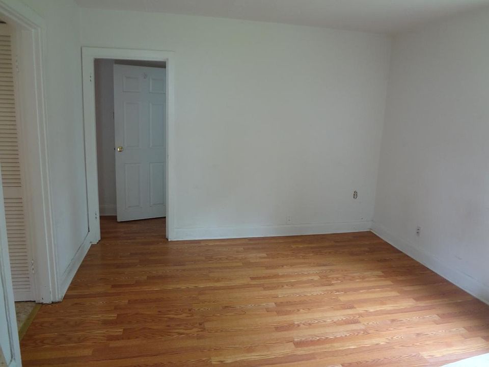 2nd image of 815 Forest Ave