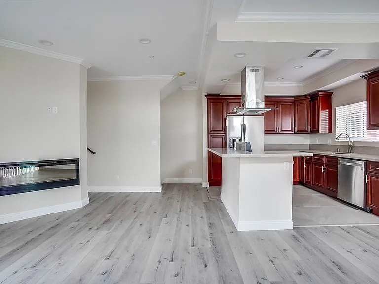 501 E 99th St #10 — Photo 25