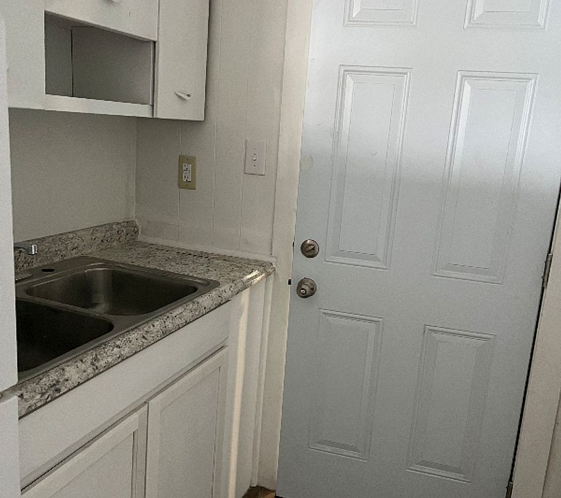 1st image of 713 W Adams St APT 3