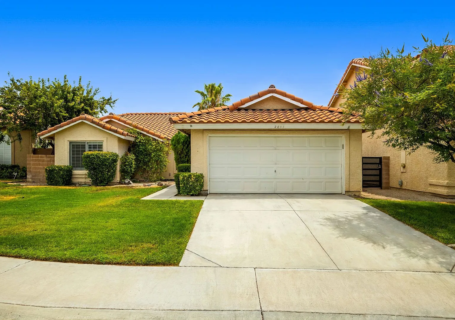 Beautiful Single-Story in Green Valley — Photo 1
