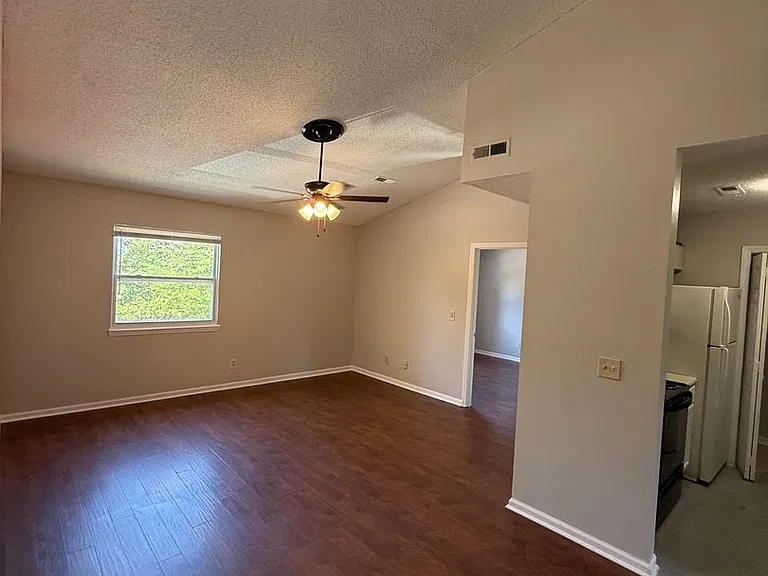 1806 E Woods Ln — Photo 7
