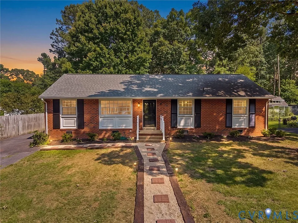 1525 Winding Way
