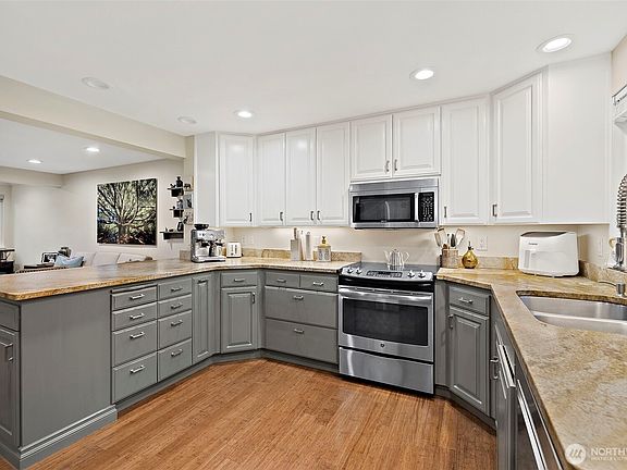 Spacious Kitchen>