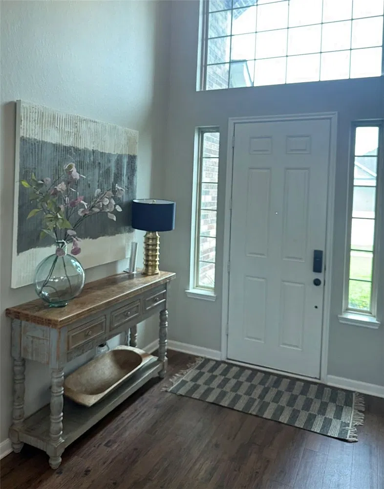 4 bed, 2.5 bath, 2341 sqft, $2,600 — Photo 2