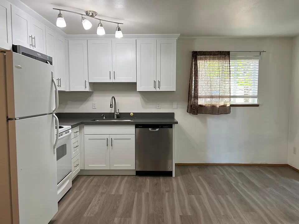 4550 7th Ave NE #103