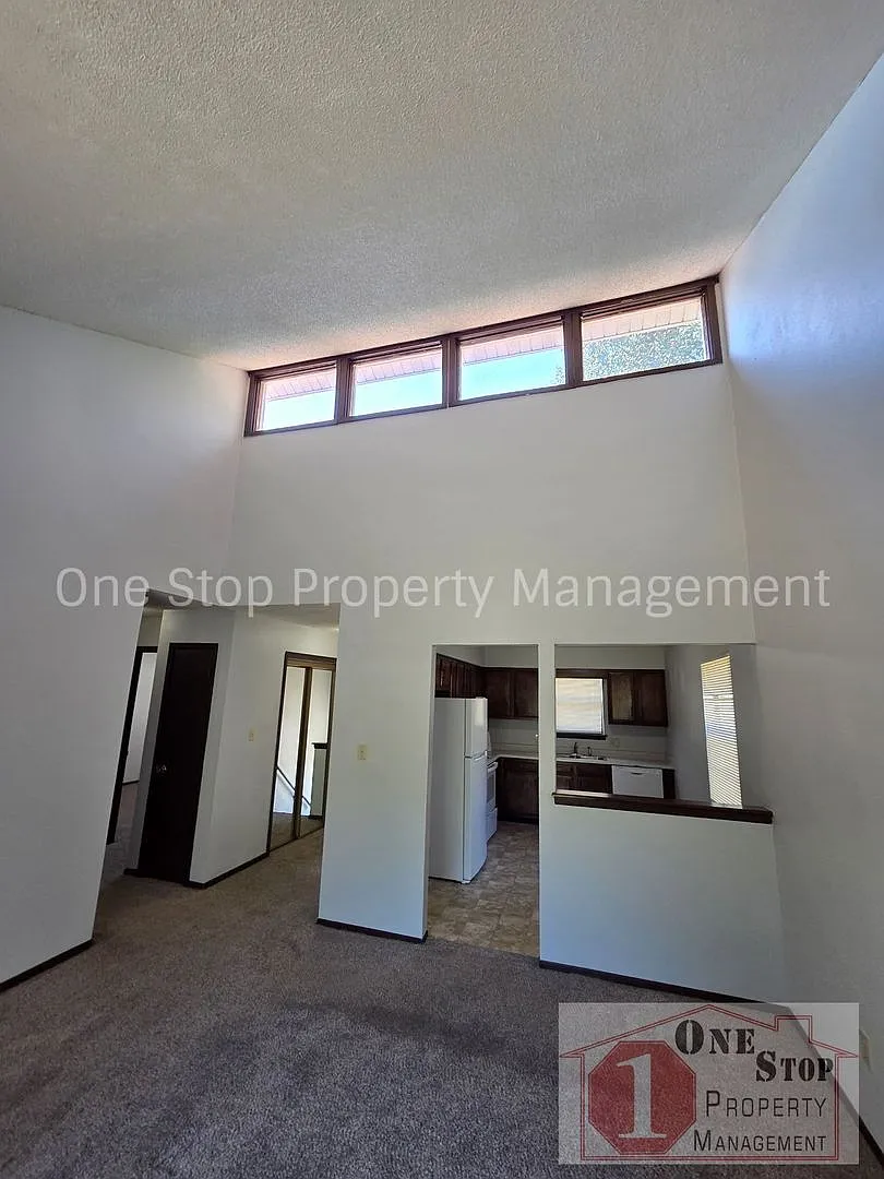 Beautiful 2 Bedroom 1.5 Bathroom in Independence! — Photo 3
