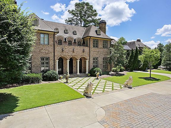 Nestled in Johns Creek