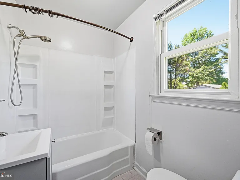 44 S Woodlawn Ave — Photo 20