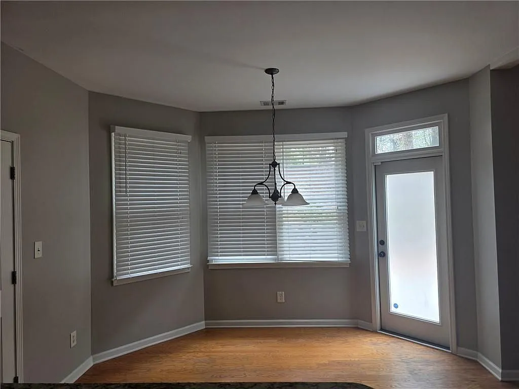 4 bed, 3.0 bath, 2320 sqft, $2,700 — Photo 4
