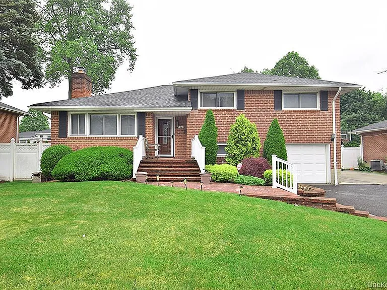 51 Whitman Ave — Photo 1