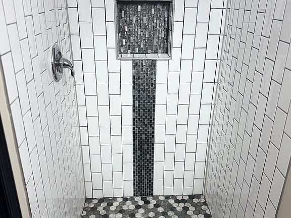 3rd image of 625 Parkwyrth Ave