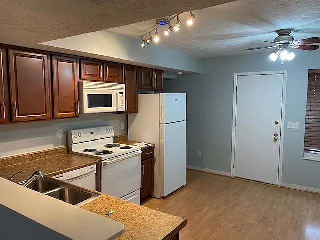 2 bed, 1.5 bath, 1152 sqft, $1,450 — Photo 3