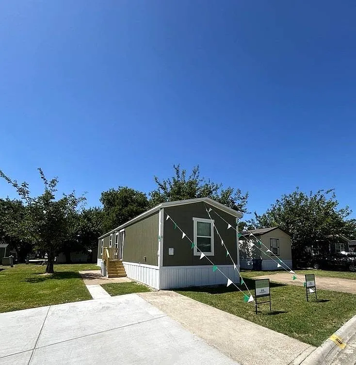 3 bed, 2.0 bath, 1056 sqft, $1,500 — Photo 1