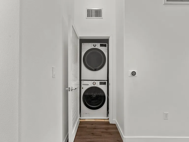 228 S San Dimas Ave — Photo 3