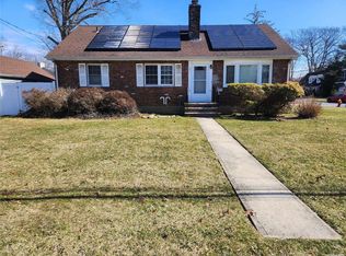 81 Pettit Ave, Merrick, NY 11566