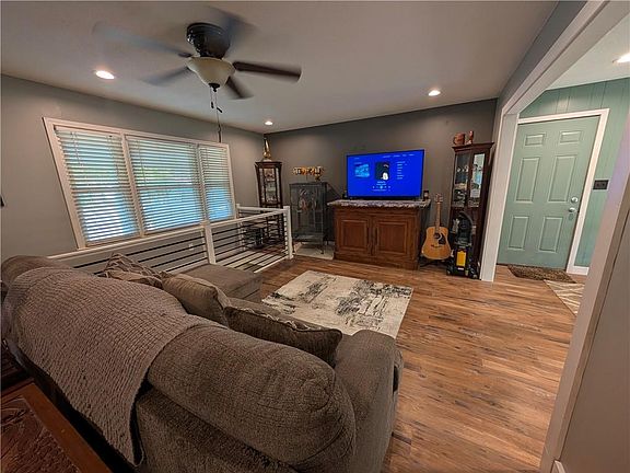 4th image of 2205 Quail St