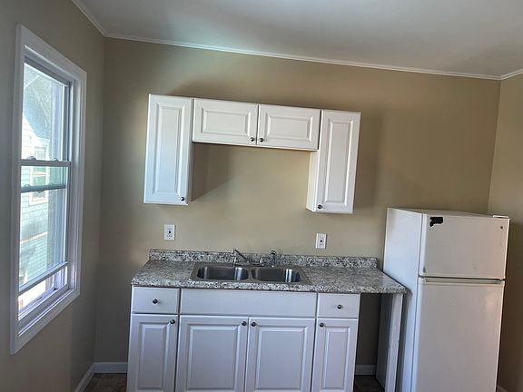 3rd image of 49 W Hazeltine Ave Floor 2