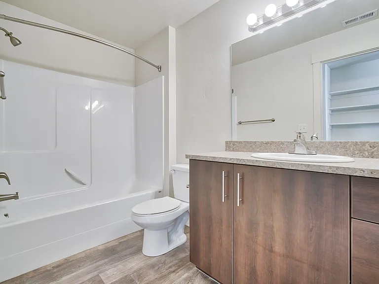 Mesa Falls Apartments — Photo 38