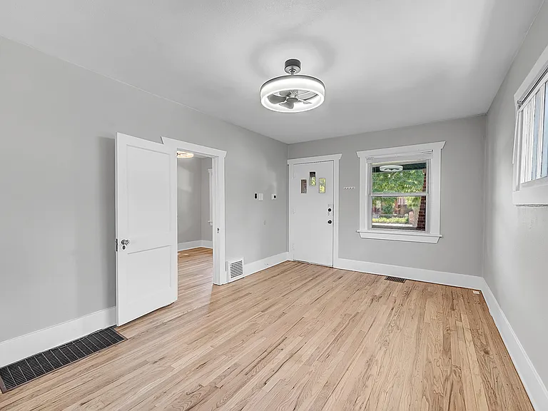 1205 S Lincoln St — Photo 16