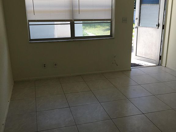 2nd image of 725 SE 23rd St APT 2