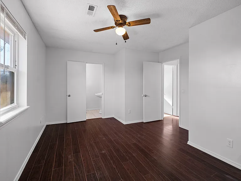 2306 Douglas St — Photo 16