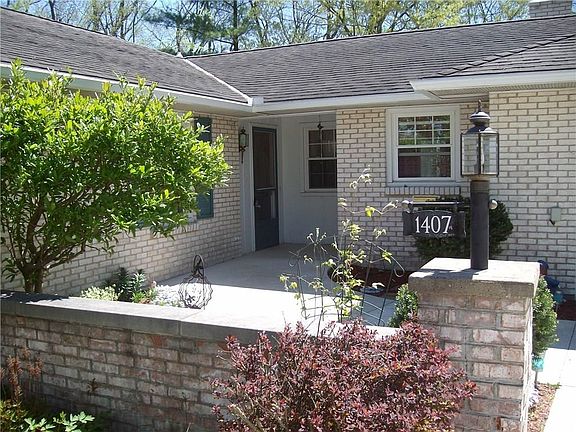 3rd image of 1407 Foxdale Pl