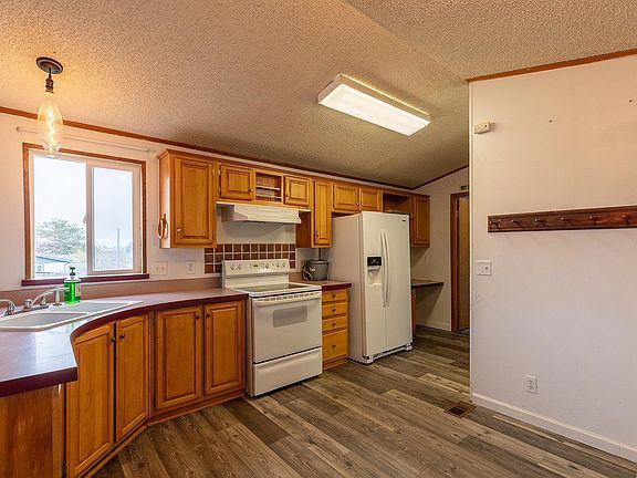 4th image of 255 NW Golden Hills Dr Spc 36