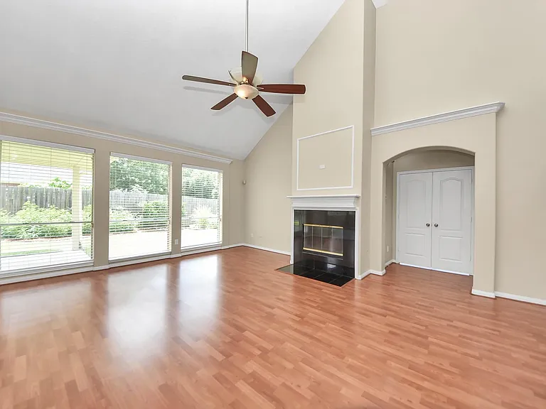435 Leisure Dr — Photo 9