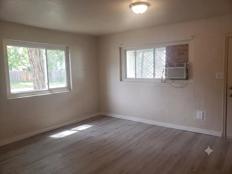 1914 S Owyhee St #8 — Photo 3