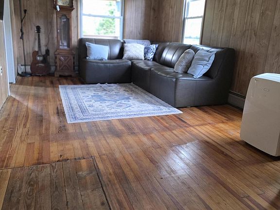5th image of 142 Center St