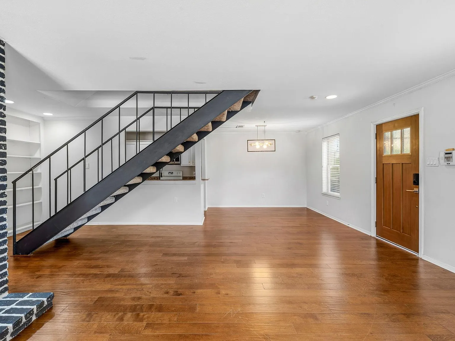 2 bed, 2.5 bath, 1300 sqft, $2,300 — Photo 3
