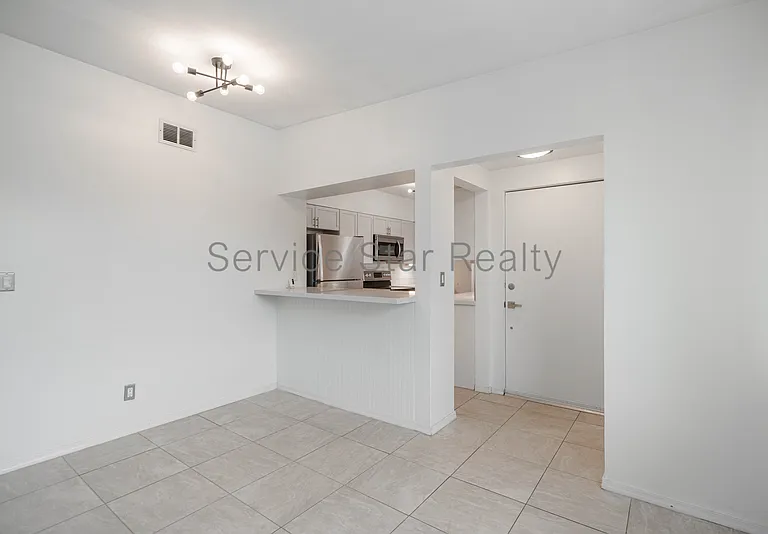 102 W Maryland Ave #D2 — Photo 8