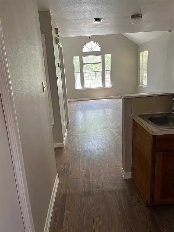 2 bed, 2.0 bath, 3348 sqft, $1,150 — Photo 2