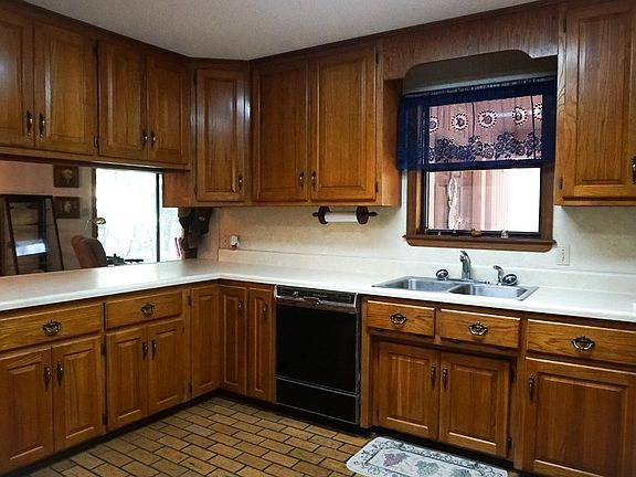 4th image of 563 West Dr