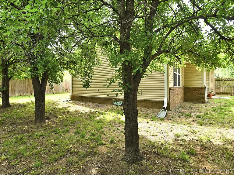 1339 E 138th Pl — Photo 26