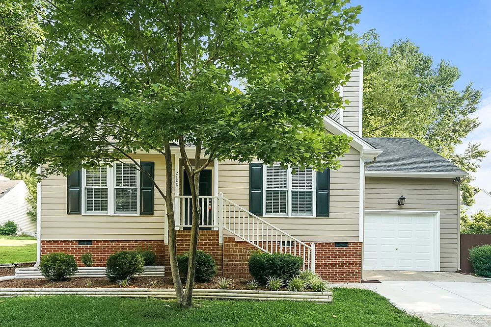 3 bed, 2.0 bath, 1246 sqft, $2,160 — Photo 1