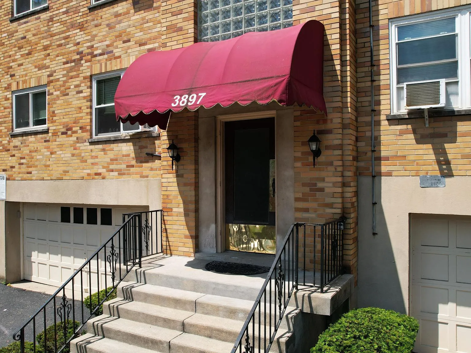 3897 Vine St — Photo 2