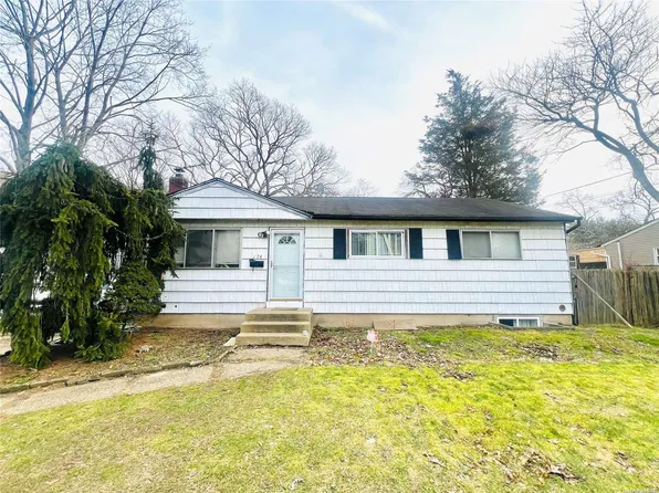 224 Spur Drive, Bay Shore, NY 11706