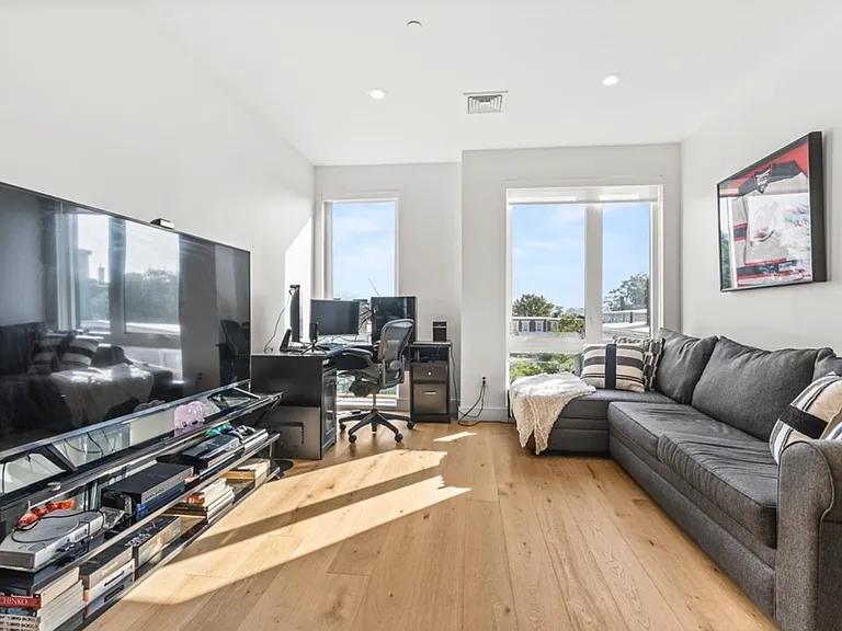 420 W Broadway #302 — Photo 3