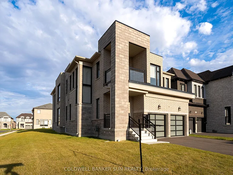 166 Prince Charles Cres — Photo 3