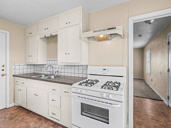 3rd image of 2431 27th St #B