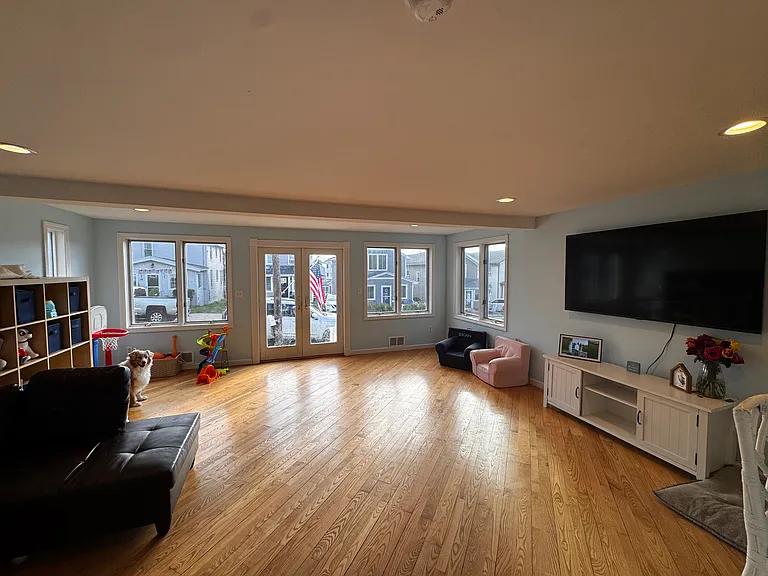 35 Lawrence Ave — Photo 5