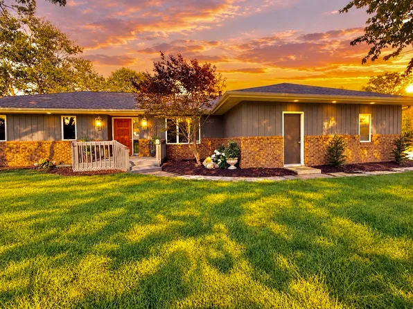 1108 Pearl Dr, Mahomet, IL 61853
