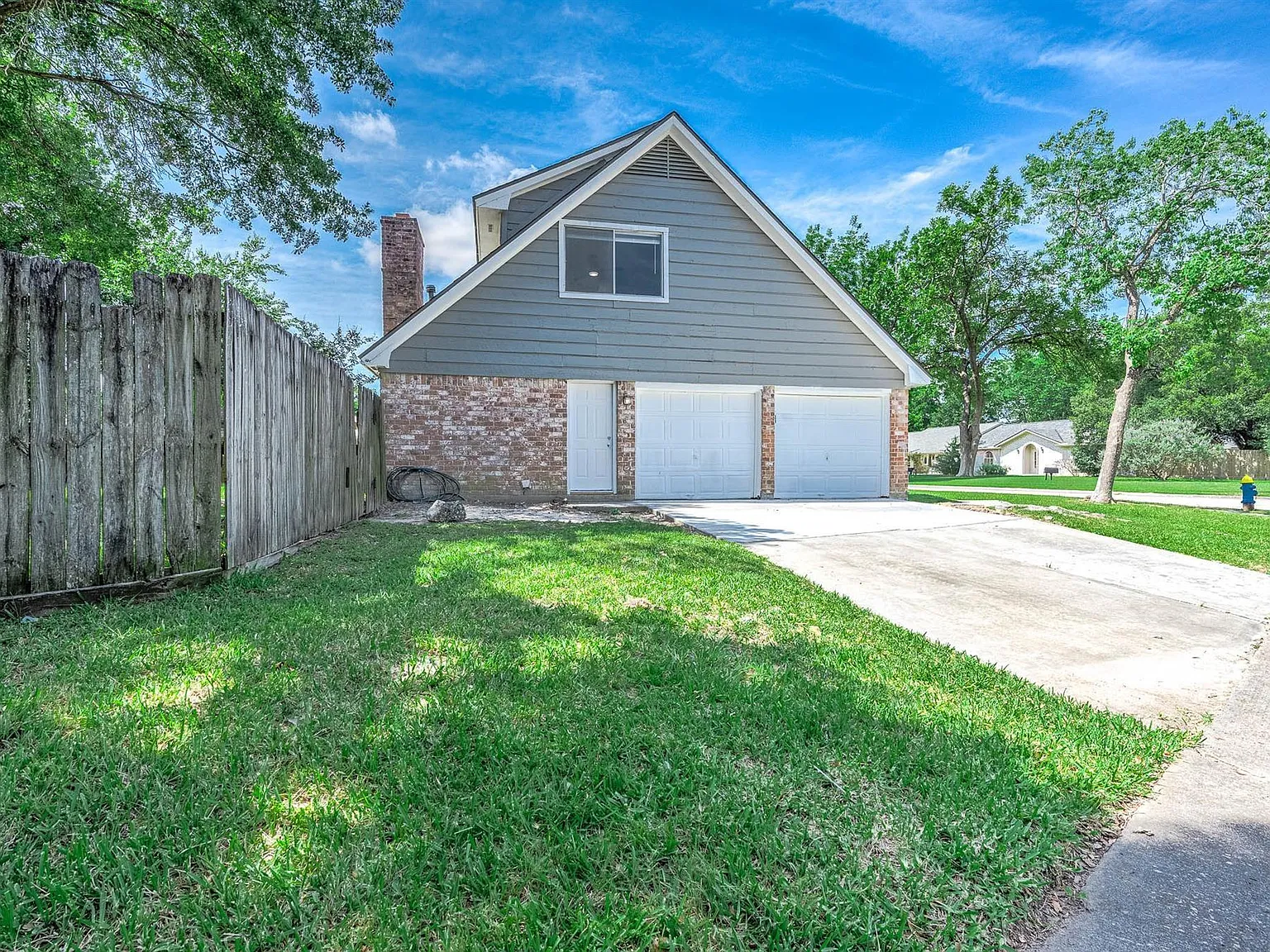 4 bed, 2.0 bath, 1696 sqft, $2,000 — Photo 2