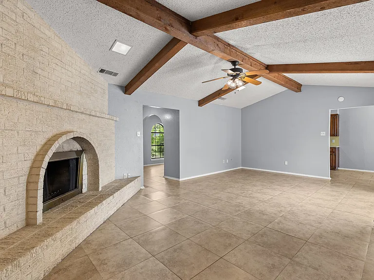 228 Laredo Dr — Photo 4