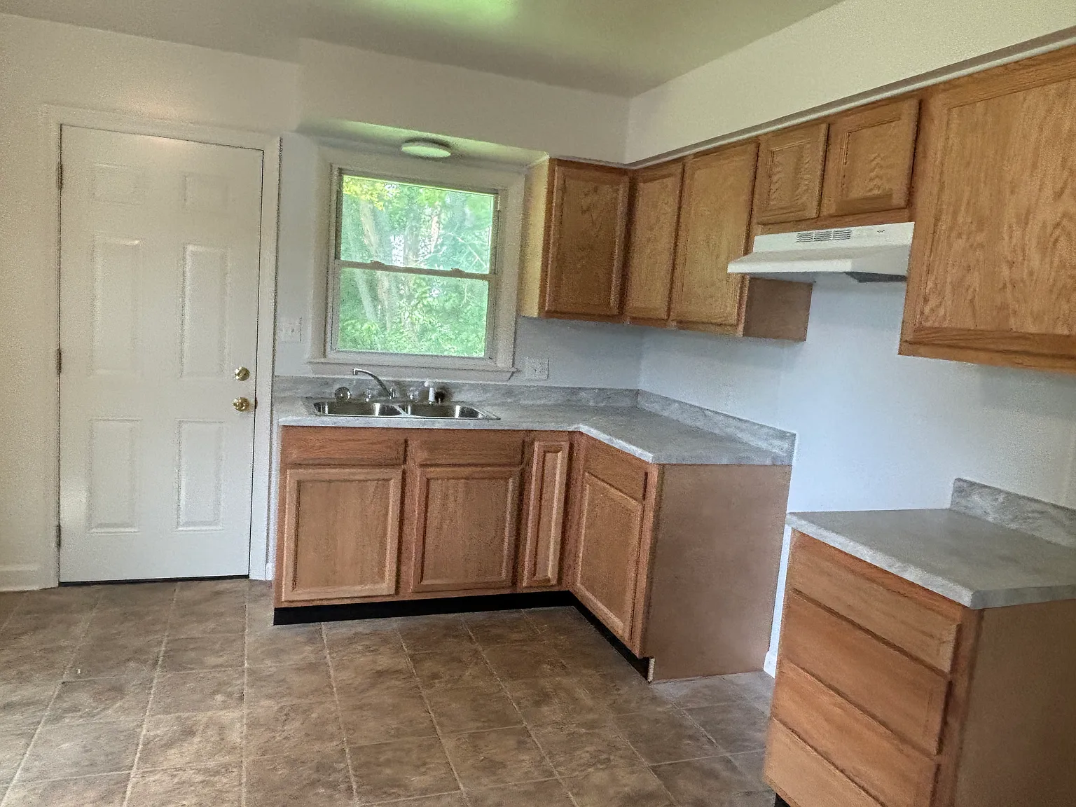 3 bed, 950 sqft, $1,475 — Photo 3