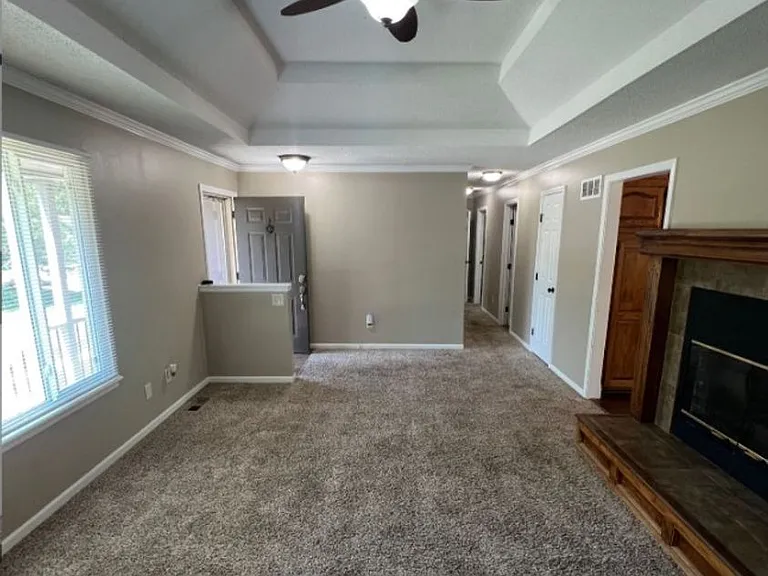 925 NE Carousel Ln — Photo 2